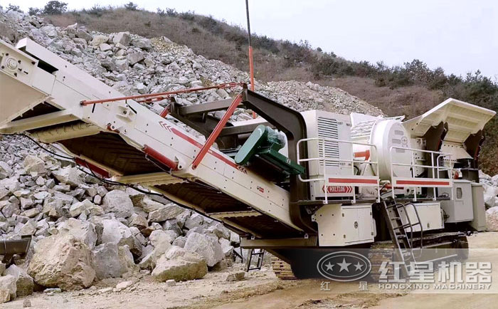 履帶移動式破碎機(jī)作業(yè)現(xiàn)場