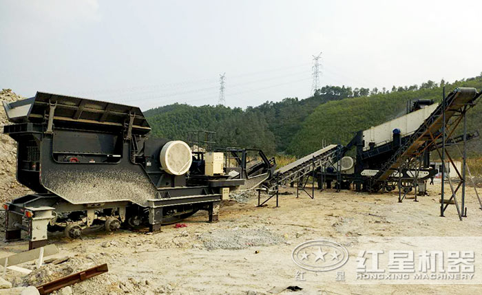 青石可移動式碎石機作業(yè)現(xiàn)場 青石可移動式碎石機作業(yè)現(xiàn)場