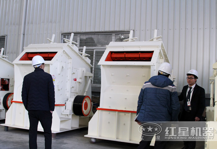 用戶來廠參觀石塊破碎機(jī) 用戶來廠參觀石塊破碎機(jī)