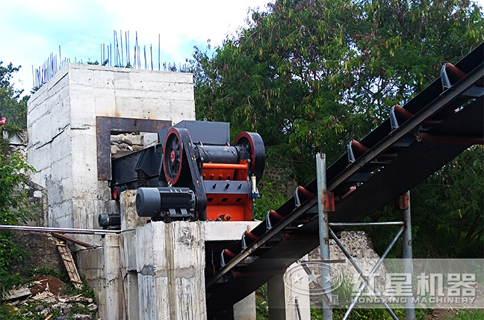 顎式破碎機(jī)作業(yè)現(xiàn)場 顎式破碎機(jī)作業(yè)現(xiàn)場