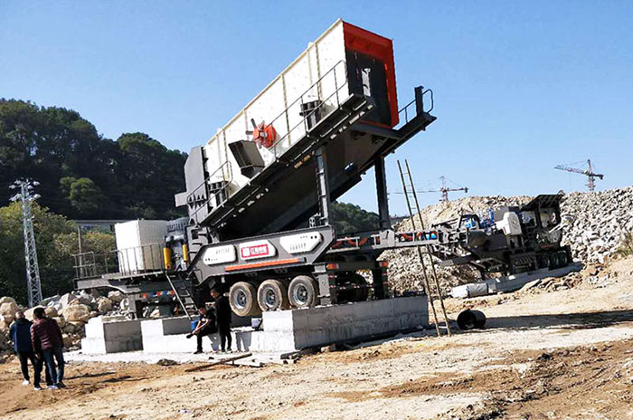 移動(dòng)式破碎機(jī)安裝現(xiàn)場(chǎng) 移動(dòng)式破碎機(jī)安裝現(xiàn)場(chǎng)