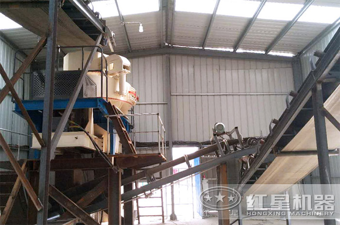 紅星金湖用戶石頭制砂機(jī)室內(nèi)作業(yè)現(xiàn)場 紅星金湖用戶石頭制砂機(jī)室內(nèi)作業(yè)現(xiàn)場