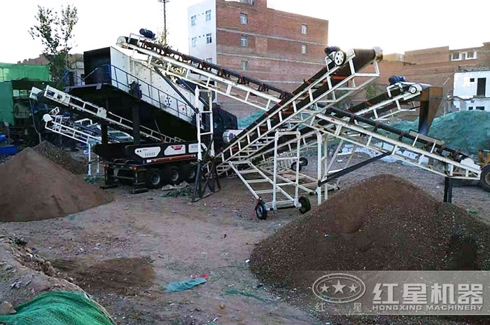 移動式破碎生產(chǎn)線作業(yè)現(xiàn)場 移動式破碎生產(chǎn)線作業(yè)現(xiàn)場