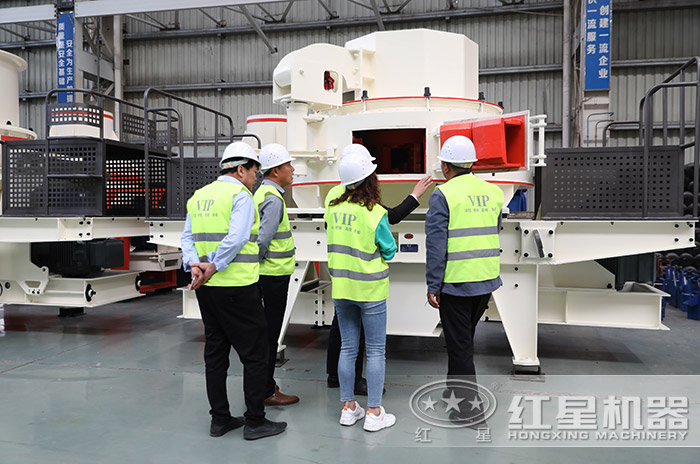 客戶到紅星機(jī)器制砂機(jī)廠家參觀設(shè)備 客戶到紅星機(jī)器制砂機(jī)廠家參觀設(shè)備