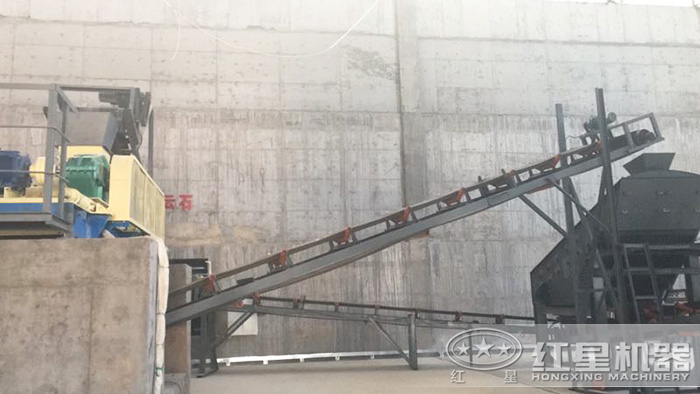 紅星對輥式碎石機室內(nèi)作業(yè)現(xiàn)場 紅星對輥式碎石機室內(nèi)作業(yè)現(xiàn)場