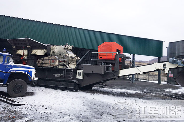 紅星移動(dòng)履帶一體式破碎機(jī)作業(yè)現(xiàn)場(chǎng)