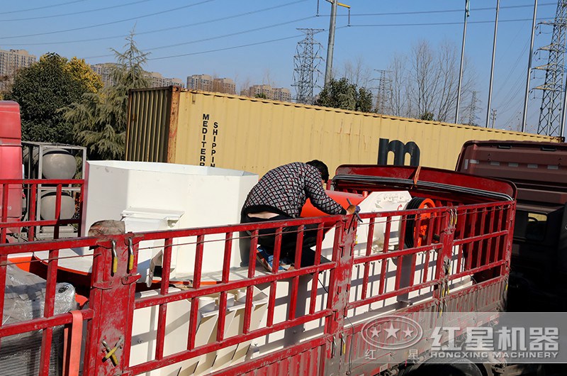 紅星機(jī)器石頭制砂機(jī)現(xiàn)場(chǎng)發(fā)貨 紅星機(jī)器石頭制砂機(jī)現(xiàn)場(chǎng)發(fā)貨