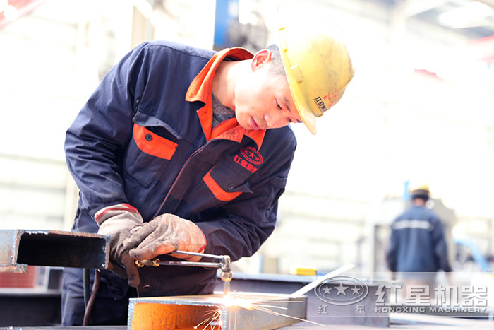 pe250*750顎式破碎機(jī)工人操作現(xiàn)場(chǎng) pe250*750顎式破碎機(jī)工人操作現(xiàn)場(chǎng)