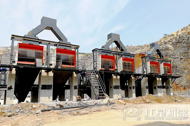 振動(dòng)篩安裝現(xiàn)場(chǎng) 振動(dòng)篩安裝現(xiàn)場(chǎng)