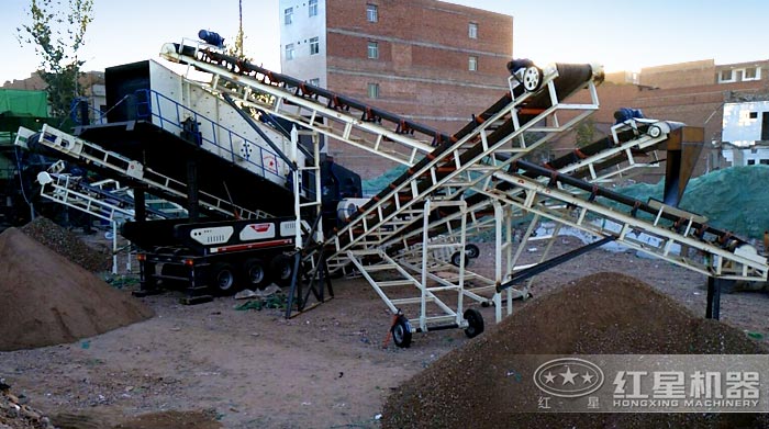 客戶(hù)的移動(dòng)建筑垃圾粉碎機(jī)施工現(xiàn)場(chǎng) 客戶(hù)的移動(dòng)建筑垃圾粉碎機(jī)施工現(xiàn)場(chǎng)