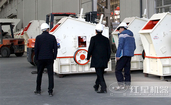 絡(luò)繹不絕的客戶到廠區(qū)參觀反擊式破碎機(jī)設(shè)備 絡(luò)繹不絕的客戶到廠區(qū)參觀反擊式破碎機(jī)設(shè)備