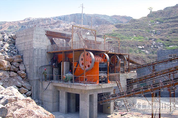 時產(chǎn)100噸小型石頭粉碎機作業(yè)現(xiàn)場