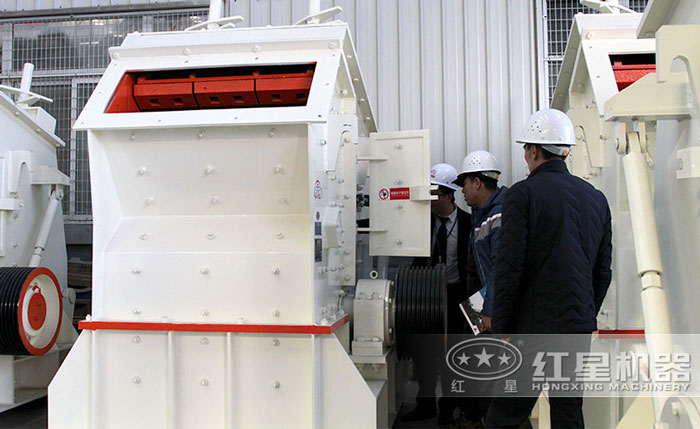 客戶到紅星廠區(qū)參觀反擊式破碎機