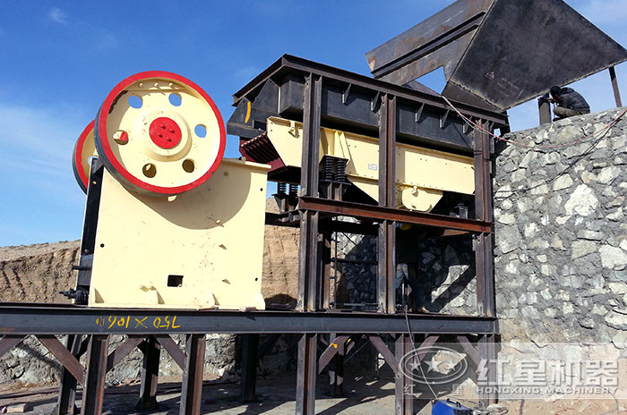 顎破石子機作業(yè)現(xiàn)場 顎破石子機作業(yè)現(xiàn)場