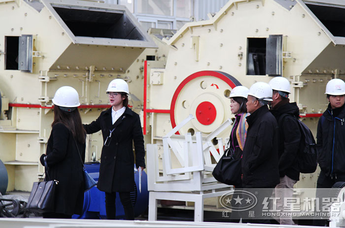 客戶到廠參觀細(xì)碎機(jī) 客戶到廠參觀細(xì)碎機(jī)