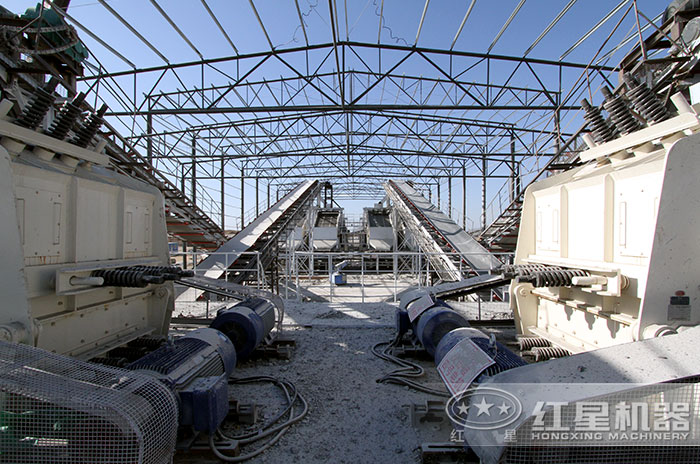 大型石料破碎機(jī)作業(yè)現(xiàn)場(chǎng) 大型石料破碎機(jī)作業(yè)現(xiàn)場(chǎng)