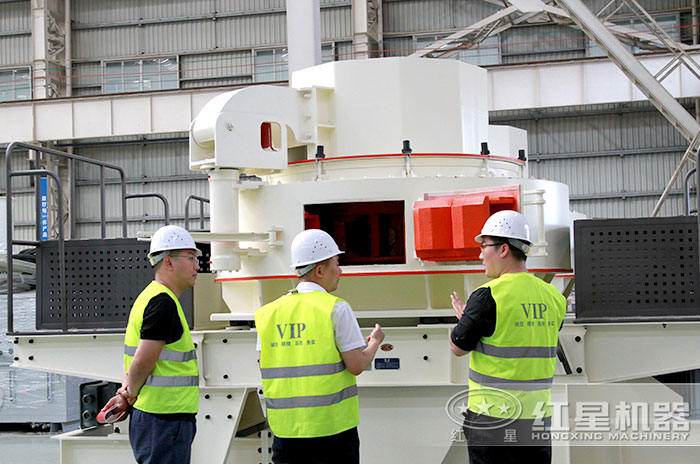 用戶來(lái)廠參觀時(shí)產(chǎn)100噸石打石碎沙機(jī) 用戶來(lái)廠參觀時(shí)產(chǎn)100噸石打石碎沙機(jī)