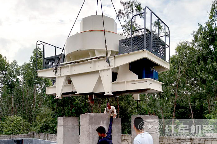 時(shí)產(chǎn)100噸石打石制沙機(jī)安裝現(xiàn)場(chǎng) 時(shí)產(chǎn)100噸石打石制沙機(jī)安裝現(xiàn)場(chǎng)