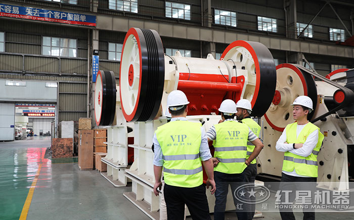 客戶到紅星機器廠區(qū)參觀設(shè)備 客戶到紅星機器廠區(qū)參觀設(shè)備