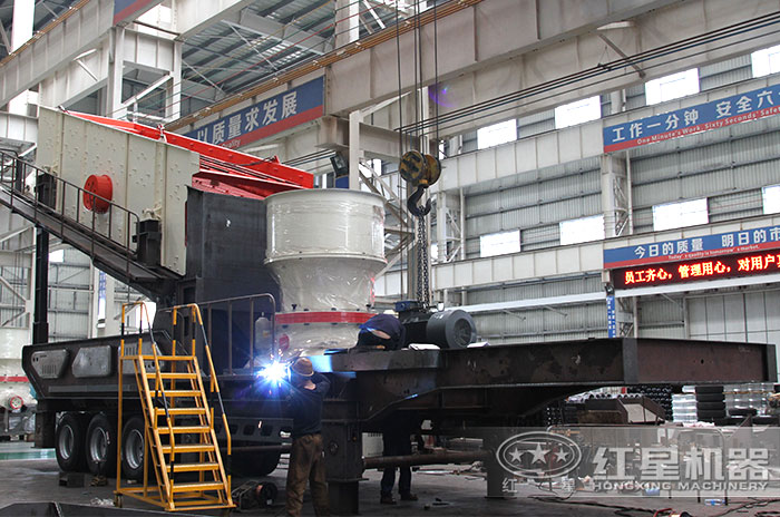 紅星技術(shù)工程師為用戶定制移動式碎石機(配置圓錐破) 紅星技術(shù)工程師為用戶定制移動式碎石機(配置圓錐破)