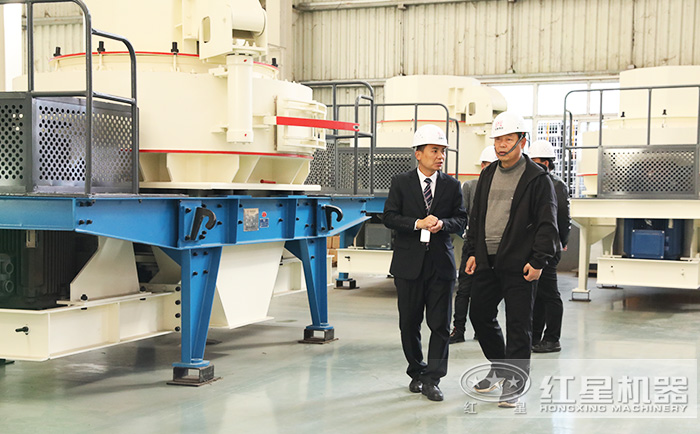 客戶到紅星機器廠區(qū)參觀考察人造沙設(shè)備 客戶到紅星機器廠區(qū)參觀考察人造沙設(shè)備