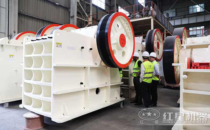 客戶到紅星廠區(qū)參觀考察砂石破碎機(jī) 客戶到紅星廠區(qū)參觀考察砂石破碎機(jī)