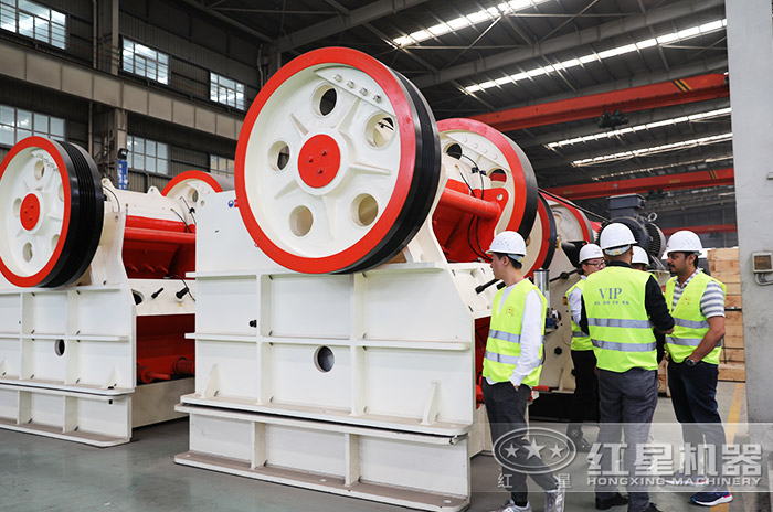 客戶(hù)到紅星機(jī)器廠(chǎng)區(qū)實(shí)地考察巖石破碎機(jī)