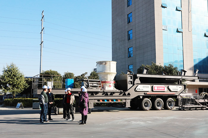 客戶到紅星機(jī)器廠區(qū)參觀考察設(shè)備 客戶到紅星機(jī)器廠區(qū)參觀考察設(shè)備
