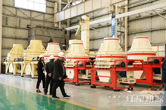 客戶到紅星機器廠區(qū)參觀直通沖擊式制砂機