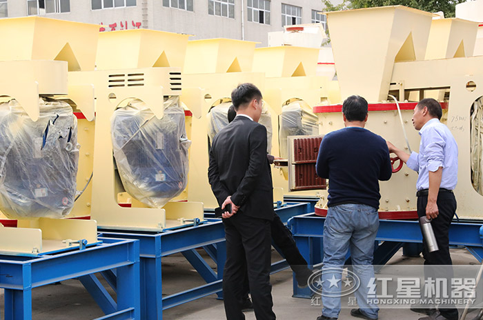 客戶到紅星機器廠區(qū)參觀復(fù)合式打沙機 客戶到紅星機器廠區(qū)參觀復(fù)合式打沙機