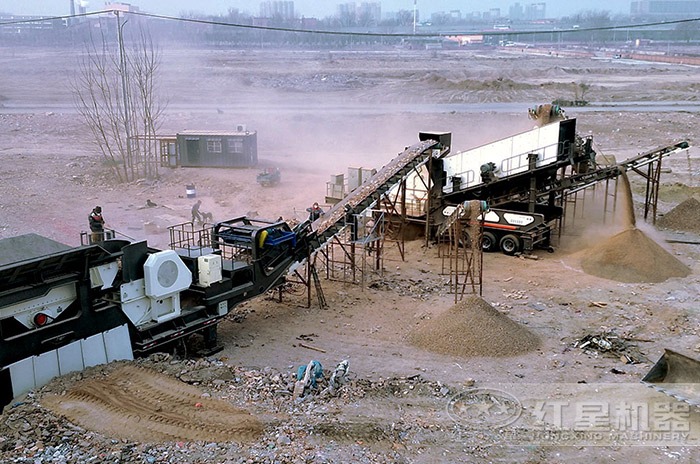 移動(dòng)破碎機(jī)作業(yè)現(xiàn)場(chǎng) 移動(dòng)破碎機(jī)作業(yè)現(xiàn)場(chǎng)