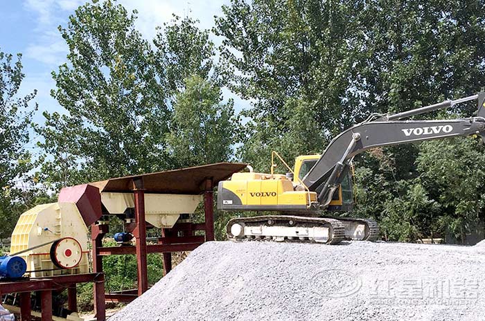 錘式碎石機(jī)作業(yè)現(xiàn)場 錘式碎石機(jī)作業(yè)現(xiàn)場