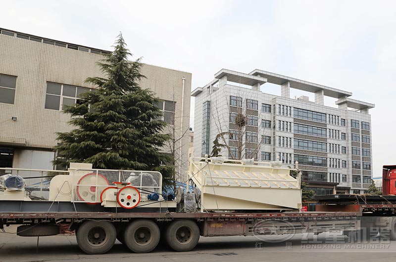 對(duì)輥式制砂機(jī)廠區(qū)發(fā)貨 對(duì)輥式制砂機(jī)廠區(qū)發(fā)貨