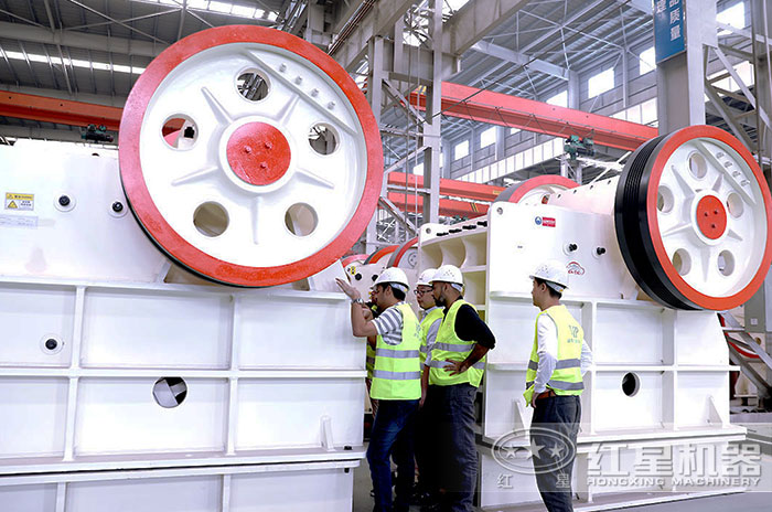 客戶到廠參觀顎式粉碎機(jī) 客戶到廠參觀顎式粉碎機(jī)