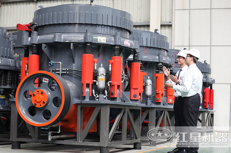 客戶到紅星廠區(qū)參觀圓錐破碎機(jī) 客戶到紅星廠區(qū)參觀圓錐破碎機(jī)