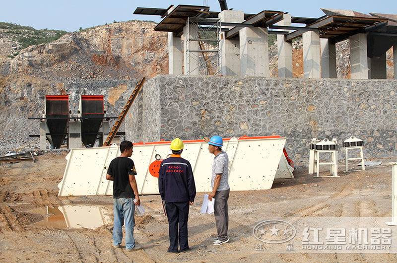 紅星工作人員到場指導(dǎo)安裝石灰石制砂設(shè)備