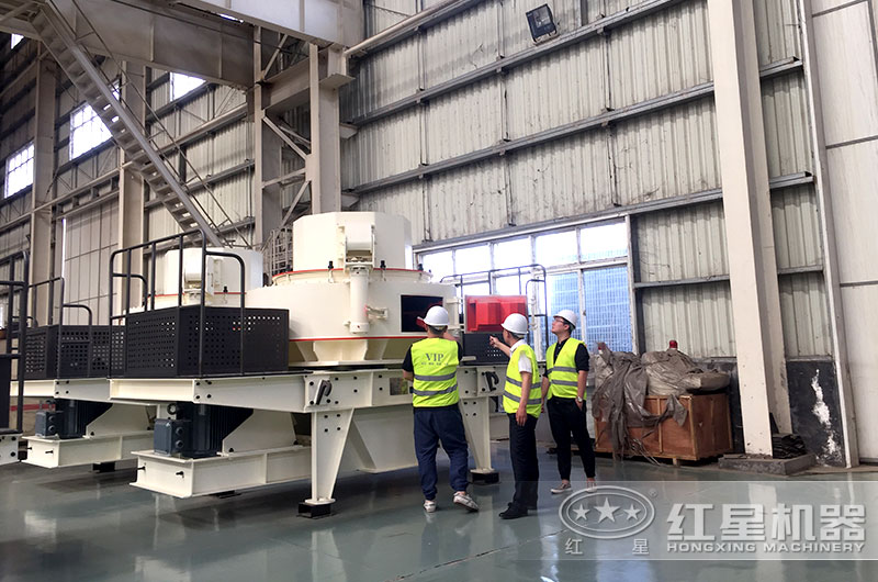 石灰石制砂設(shè)備生產(chǎn)車間，用戶參觀實拍