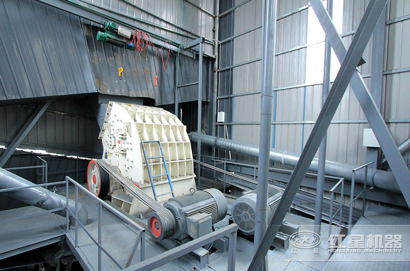 錘式粉碎現(xiàn)場實拍 錘式粉碎現(xiàn)場實拍