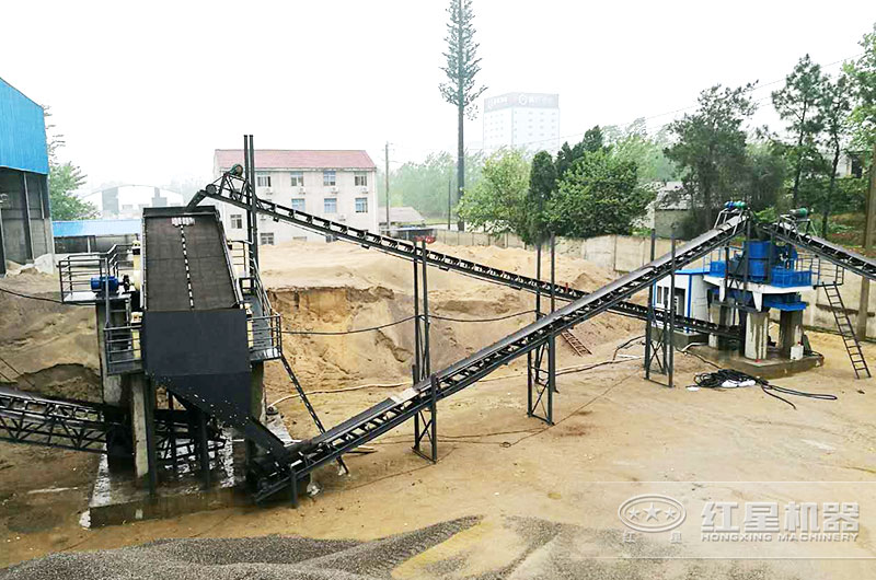 小型制砂生產(chǎn)現(xiàn)場(chǎng) 小型制砂生產(chǎn)現(xiàn)場(chǎng)