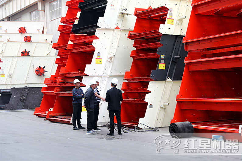 用戶參觀紅星篩分機(jī)設(shè)備現(xiàn)場(chǎng) 用戶參觀紅星篩分機(jī)設(shè)備現(xiàn)場(chǎng)