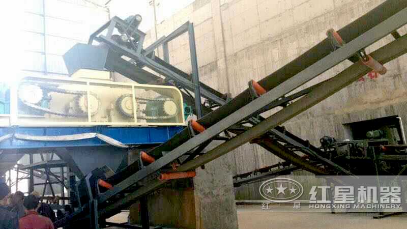 對輥粉碎機現(xiàn)場 對輥粉碎機現(xiàn)場