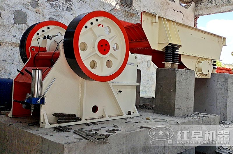 顎式破碎機現(xiàn)場 顎式破碎機現(xiàn)場