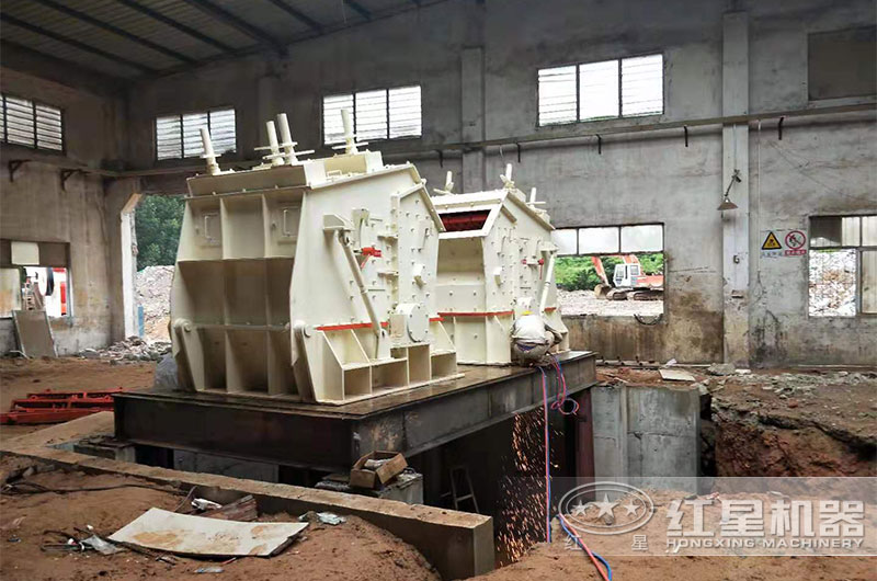 反擊式破碎機現(xiàn)場 反擊式破碎機現(xiàn)場