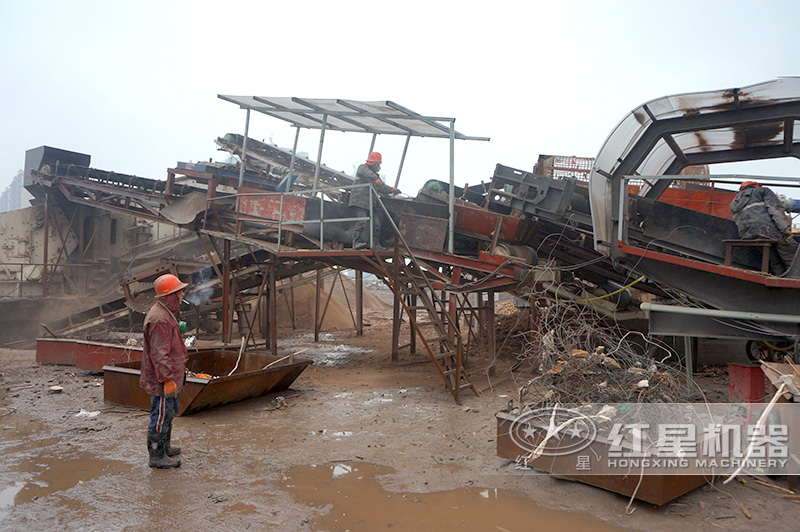 紅星移動石頭粉碎機處理建筑垃圾現(xiàn)場 紅星移動石頭粉碎機處理建筑垃圾現(xiàn)場