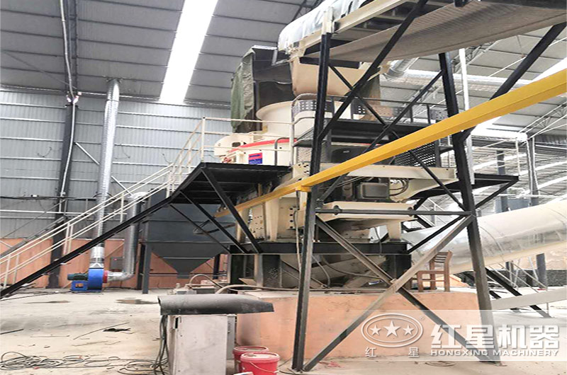 時產(chǎn)300噸石料的制砂機(jī)生產(chǎn)現(xiàn)場