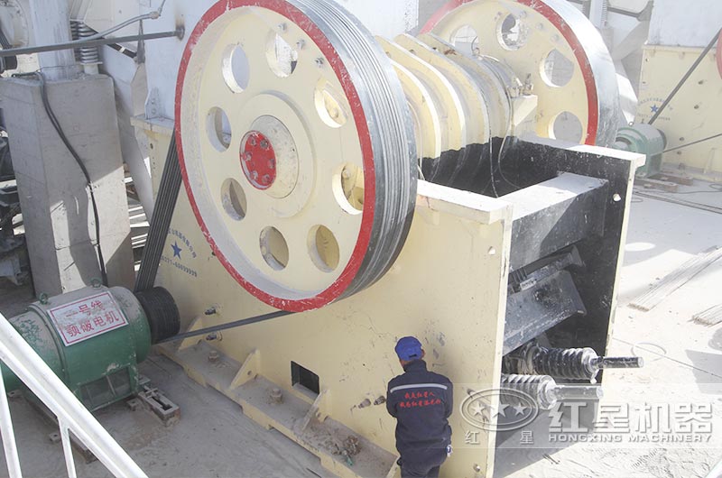 大型顎式破碎機(jī)現(xiàn)場 大型顎式破碎機(jī)現(xiàn)場