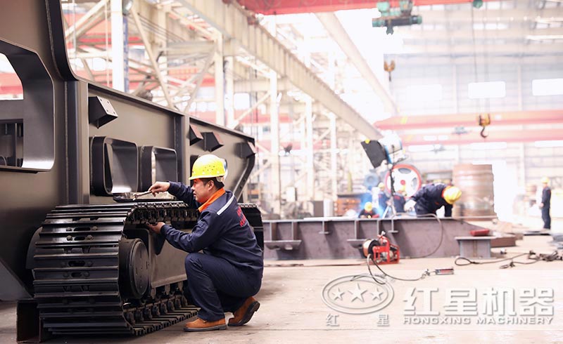 紅星履帶移動(dòng)反擊式破碎機(jī)車(chē)間 紅星履帶移動(dòng)反擊式破碎機(jī)車(chē)間