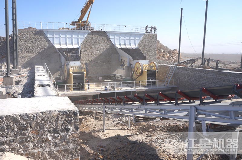 砂巖破碎機作業(yè)現(xiàn)場